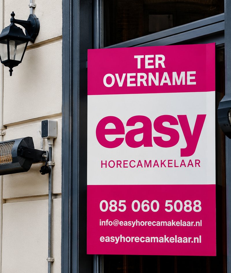 Bord 'ter overname' van Easyhorecamakelaar aan de gevel van een horecapand