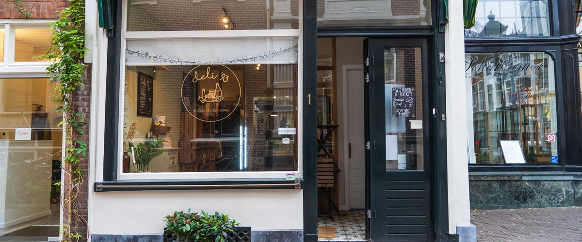 Opgeruimde, lichte horecazaak klaargemaakt voor de verkoop